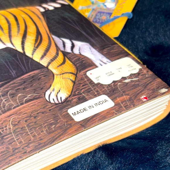 NWT- India Journal with a tiger image wrapped around the entire book w/ button - Picture 7 of 12